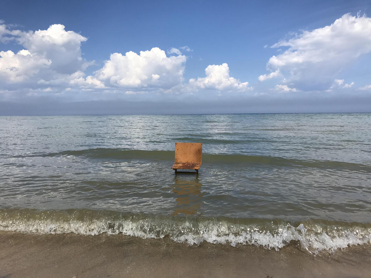 Photo 9: une chaise dans l’eau