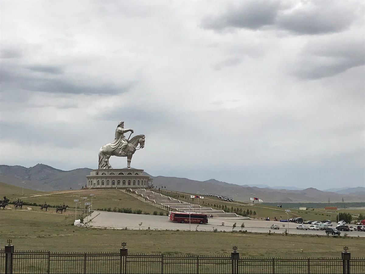 Photo 6: Chinggis Khaan de loin